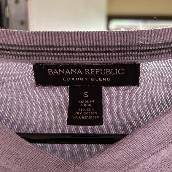 Banana Republic Men's Lavender V-Neck Sweater - Picture 2 of 2